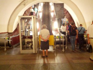Aufpasserin Rolltreppe
