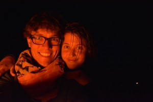 ER und SIE im Schein des  Lagerfeuers