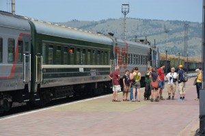 Die verkleideten Touris am Bahnsteig
