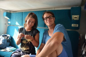 ER und SIE im Second-Class-Abteil im Touri-Zug