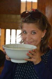Lecker, so ein kräftiger Schluck gegorene Stutenmilch (die Schüssel ging einfach rum)