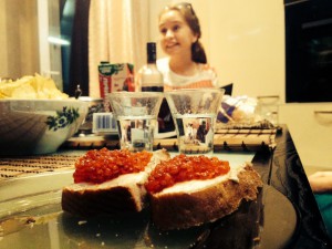 Kaviar, Wodka, dahinter Anastasia. "Wenn ich alleine bin, esse ich Kaviar aus der Dose"