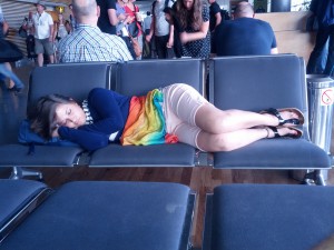 Schon auf der Hinreise schlummert SIE im Flughafen 