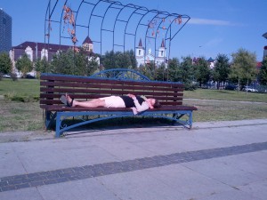 Kurz mal hinlegen... Hier auf einer Parkbank in Kazan