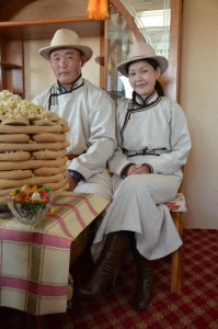 Drei Tage lang wird in der Mongolei Hochzeit gefeiert. Das Paar sitzt und sitzt