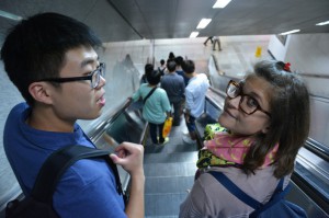Treppen teilen auf dem Weg in die U-Bahn: Jun und SIE