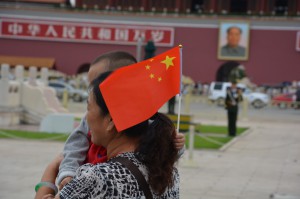 Ungeteilter Patriotismus: Kind, Fahne, Mao