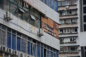 Das Hostel im unteren Stock inmitten der Betonwüste