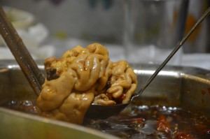 Töpfchen mit Köpfchen: Schweinehirn im Feuertopf