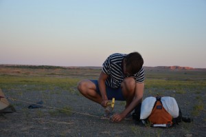 ER baut das Zelt auf - im Hintergrund die Flaming Cliffs im Sonnenuntergang