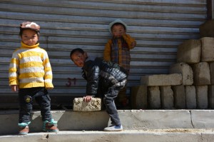 Spielende Kinder in einer Nebenstraße in Lithang