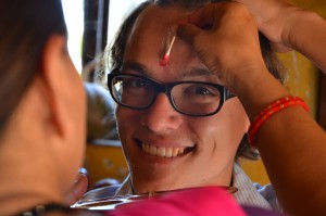 Die Schwestergibt ihrem Bruder die Tika und er beschenkt sie dafür mit Geld. Ausnahmsweise bekommt auch ER die Tika, das hinduistische Segenszeichen