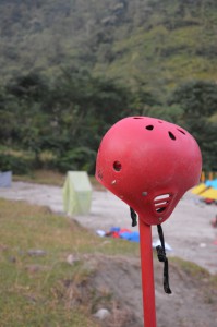 Im Hintergrund: Das Rafting-Klo. Wenn der Helm auf der Paddel liegt, ist die Toilette frei
