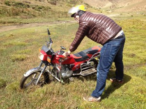 Rien ne va plus. Das Motorrad steckt im sumpfigen Gras fest
