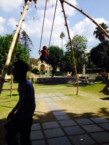 Schaukeln ist Kindheit - gebaut aus Bambus im Garden of Dreams