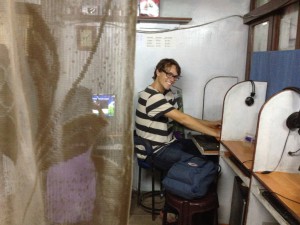 Wir haben keine Mühen gescheut, trotz Stromausfall und Ansteckungsgefahr in diesem Internetcafé in Kathmandu die Klo-Fotos hochzuladen
