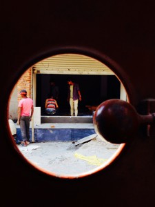 Guckloch in den Alltag draußen auf Kathmandus Straßen