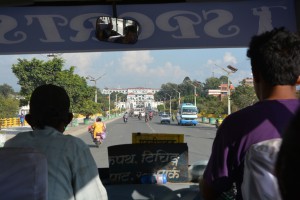 Linksverkehr: Der Blick aus dem Bus in Kathmandu