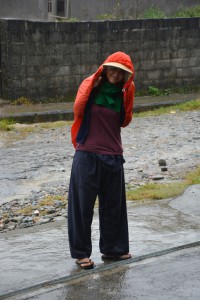 Dauerregen in Pokhara: SIE mit improvisiertem Regenschutz