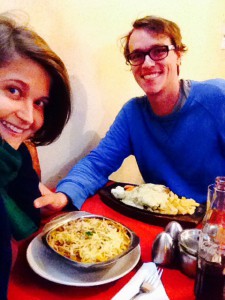 SIE und ER beim Luxus-Essen in Pokhara 