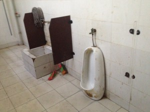 Kann das? Dieses Pissoir in Kangding wurde offenbar zweckentfremdet