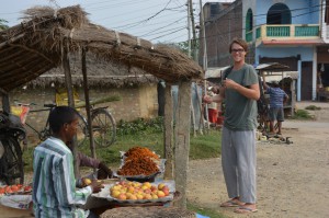 ER kauft Süßigkeiten auf dem Markt in Lumbini