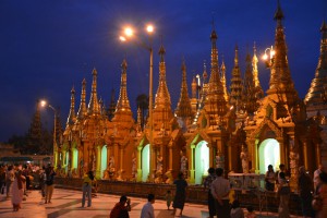 Die Schwadagon Pagode bei Nacht 