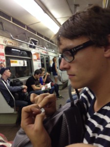 ER und SEINE Feile in der Metro in Russland