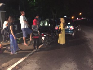 Kurz nach dem Unfall werden die Formalitäten geklärt: "Ihr zahlt den Schaden!" (Foto: Anne Pauly)