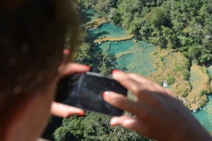 SIE macht ein schnelles Handy-Foto von den Becken von Semuc Champey