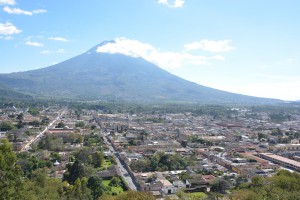 Blick auf Antigua mit dem gewaltigen Vulkan Agua im Hintergrund