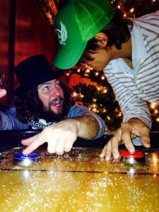 Beim Shuffle-Bord in Kneipe Nummer drei mit Mike