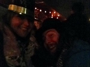 SIE mit "Happy New Year"-Hut und Mike