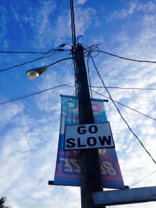 Wir haben's schnell verstanden: "Go slow" steht an jeder Straßenecke