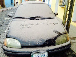 Fast wie ein verschneiter WInter in Deutschland: Die Autos sind bedeckt - mit Asche
