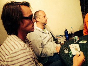 Am ersten Tag traut SIE sich noch nicht. ER und Dave beim Pokern