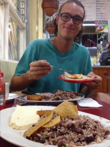 Gallo Pinto: Probeessen auf dem Markt