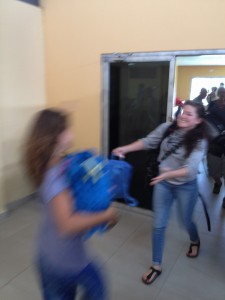 Wiedersehen! Endlich ist Lisa am Flughafen in Bocas del Toro gelandet