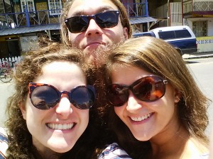 Gruppenbild mit Sonne: Lisa, ER, SIE (v.l.n.r.)