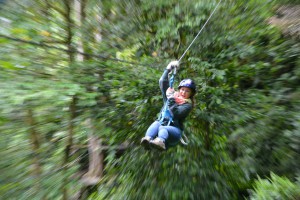 SIE rast mit Vollgas die Zipline herunter. Danach muss ich...