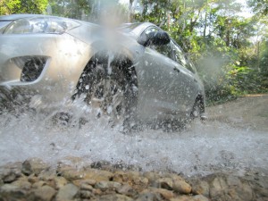 Vollgas durchs Wasser. Dank an IHREN Vater Werner, der fürs Foto sein trockenes Hemd einbüßte