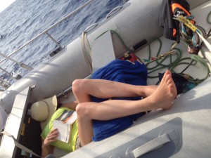 Siesta im Beiboot: Madame (Sian) schläft irgendwie elegant und verrenkt gleichzeitig