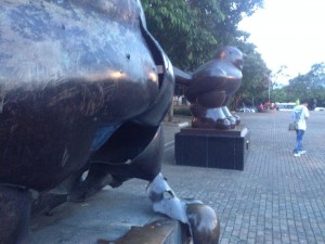 Vorne, der zerbombte Vogel, hinten der neue, intakte 