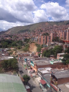 Medellin liegt zwischen Bergen 