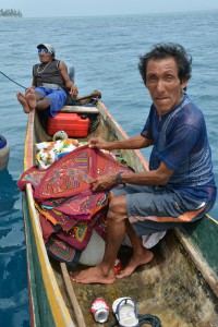 Ein Kuna verkauft die Molas direkt aus dem Boot heraus