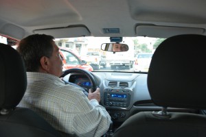 Unser Fahrer in seinem Taxi